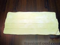 Фото приготовления рецепта: Бананы в слоёном тесте, с мёдом и апельсиновой цедрой - шаг №5