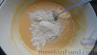 Фото приготовления рецепта: Апельсиновый пирог с кукурузной мукой, кориандром и глазурью - шаг №14