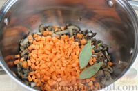 Фото приготовления рецепта: Суп с консервированной фасолью, грибами, беконом и сыром - шаг №8