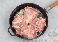 Фото приготовления рецепта: Куриные бёдра, тушенные в чесночном соусе - шаг №3