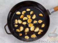 Фото приготовления рецепта: Куриные бёдра, тушенные в чесночном соусе - шаг №5