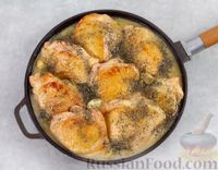Фото приготовления рецепта: Куриные бёдра, тушенные в чесночном соусе - шаг №8