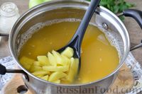Фото приготовления рецепта: Густой гороховый суп со свининой и яблоком - шаг №5