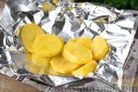Фото приготовления рецепта: Рыба, запечённая с картошкой и лимоном (в фольге) - шаг №4