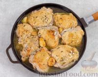 Фото приготовления рецепта: Куриные бёдра, тушенные в чесночном соусе - шаг №9