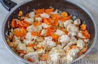 Фото приготовления рецепта: Курица, тушенная со стручковой фасолью, сладким перцем и морковью - шаг №8
