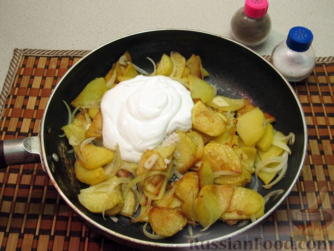 Жареная картошка с луком и сметаной – пошаговый рецепт приготовления с фото