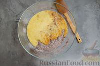 Фото приготовления рецепта: Шоколадно-банановый кекс со сметанным кремом - шаг №7