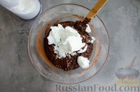 Фото приготовления рецепта: Шоколадно-банановый кекс со сметанным кремом - шаг №8