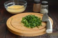 Фото приготовления рецепта: Открытый пирог с сыром и зеленью - шаг №7