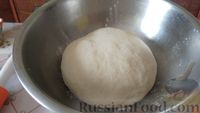 Фото приготовления рецепта: Слоёный дрожжевой пирог с адыгейским сыром - шаг №9
