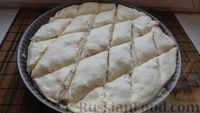 Фото приготовления рецепта: Слоёный дрожжевой пирог с адыгейским сыром - шаг №17