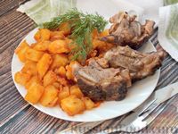 Фото приготовления рецепта: Картошка, тушенная с копчёными рёбрышками - шаг №13