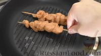 Фото приготовления рецепта: Куриные шашлычки на шпажках, в кефирном маринаде (на сковороде) - шаг №9