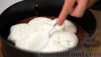 Фото приготовления рецепта: Шоколадный торт «Стаканчиковый» с творожно-сметанным кремом - шаг №11