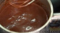 Фото приготовления рецепта: Шоколадный торт «Стаканчиковый» с творожно-сметанным кремом - шаг №14