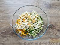 Фото приготовления рецепта: Салат с копчёной курицей, кукурузой, огурцами и сухариками - шаг №4