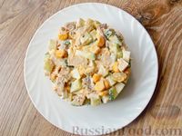 Фото приготовления рецепта: Салат с копчёной курицей, кукурузой, огурцами и сухариками - шаг №10