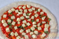 Фото приготовления рецепта: Пицца «Маргарита» - шаг №25
