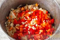 Фото приготовления рецепта: Томатный суп с курицей, фасолью и овощами - шаг №10