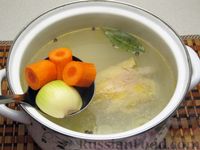 Фото приготовления рецепта: Суп с курицей, лапшой, пшеном и беконом - шаг №3