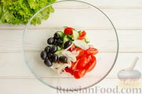Фото приготовления рецепта: Греческий салат с тунцом - шаг №4