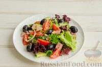Фото приготовления рецепта: Греческий салат с тунцом - шаг №8