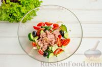 Фото приготовления рецепта: Греческий салат с тунцом - шаг №6