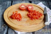 Фото приготовления рецепта: Слоёный салат с тунцом, помидорами и авокадо - шаг №4