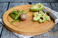 Фото приготовления рецепта: Слоёный салат с тунцом, помидорами и авокадо - шаг №5