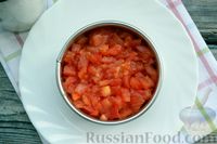 Фото приготовления рецепта: Слоёный салат с тунцом, помидорами и авокадо - шаг №8