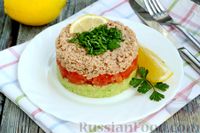 Фото приготовления рецепта: Слоёный салат с тунцом, помидорами и авокадо - шаг №12