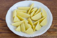 Фото приготовления рецепта: Картофельный салат с огурцами, редиской, щавелем и сухариками - шаг №8