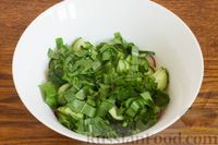 Фото приготовления рецепта: Картофельный салат с огурцами, редиской, щавелем и сухариками - шаг №11