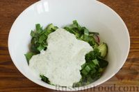 Фото приготовления рецепта: Картофельный салат с огурцами, редиской, щавелем и сухариками - шаг №12