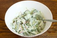 Фото приготовления рецепта: Картофельный салат с огурцами, редиской, щавелем и сухариками - шаг №13