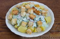 Фото приготовления рецепта: Картофельный салат с огурцами, редиской, щавелем и сухариками - шаг №14