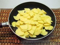 Фото приготовления рецепта: Жареный картофель со сметаной - шаг №3
