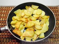 Фото приготовления рецепта: Жареный картофель со сметаной - шаг №4