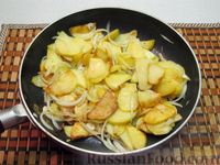 Фото приготовления рецепта: Жареный картофель со сметаной - шаг №7