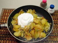 Фото приготовления рецепта: Жареный картофель со сметаной - шаг №9