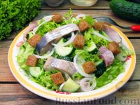 Фото к рецепту: Салат с сельдью, огурцами и сухариками