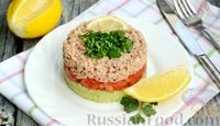 Фото к рецепту: Слоёный салат с тунцом, помидорами и авокадо