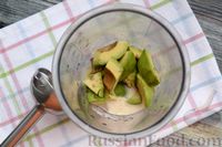 Фото приготовления рецепта: Фруктовый салат с заправкой из авокадо и йогурта - шаг №8