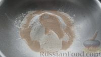 Фото приготовления рецепта: Разборный сдобный пирог с корицей и молочной глазурью - шаг №4