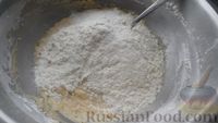 Фото приготовления рецепта: Разборный сдобный пирог с корицей и молочной глазурью - шаг №7