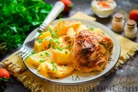 Фото к рецепту: Курица с картошкой, запечённая под майонезно-сметанным соусом