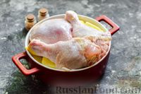 Фото приготовления рецепта: Курица с картошкой, запечённая под майонезно-сметанным соусом - шаг №4