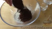 Фото приготовления рецепта: Мраморный пирог с шоколадной пастой и варёной сгущёнкой - шаг №5