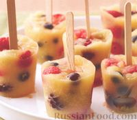 Фото к рецепту: Замороженный яблочный сок с ягодами